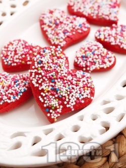 Домашни медени сладки с форма на сърца и глазура със захарни перли - снимка на рецептата
